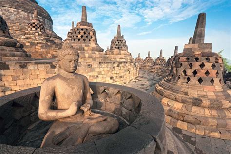 Borobudur Temppeli Rakennusprojekti: Maailman Suurin Buddhalainen Stupa Ja Kuva Kaakkois-Aasian Kulttuurista Vuonna 300 jaa